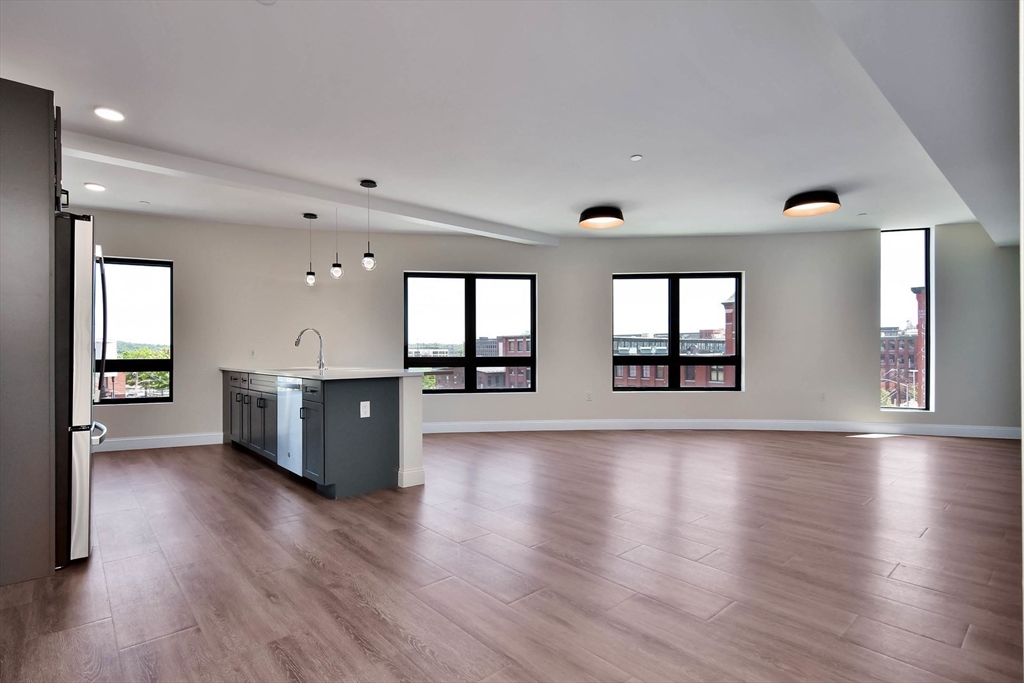 215 Canal St., Lawrence, Massachusetts, 1 Bedroom Bedrooms, 3 Rooms Rooms,1 BathroomBathrooms,Residential Lease,For Rent,Canal St.,73509226
