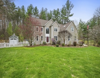 154 South Street, Upton, Massachusetts, 4 Bedrooms Bedrooms, 14 Rooms Rooms,3.5 BathroomsBathrooms,Residential,For Sale,South Street,73507328