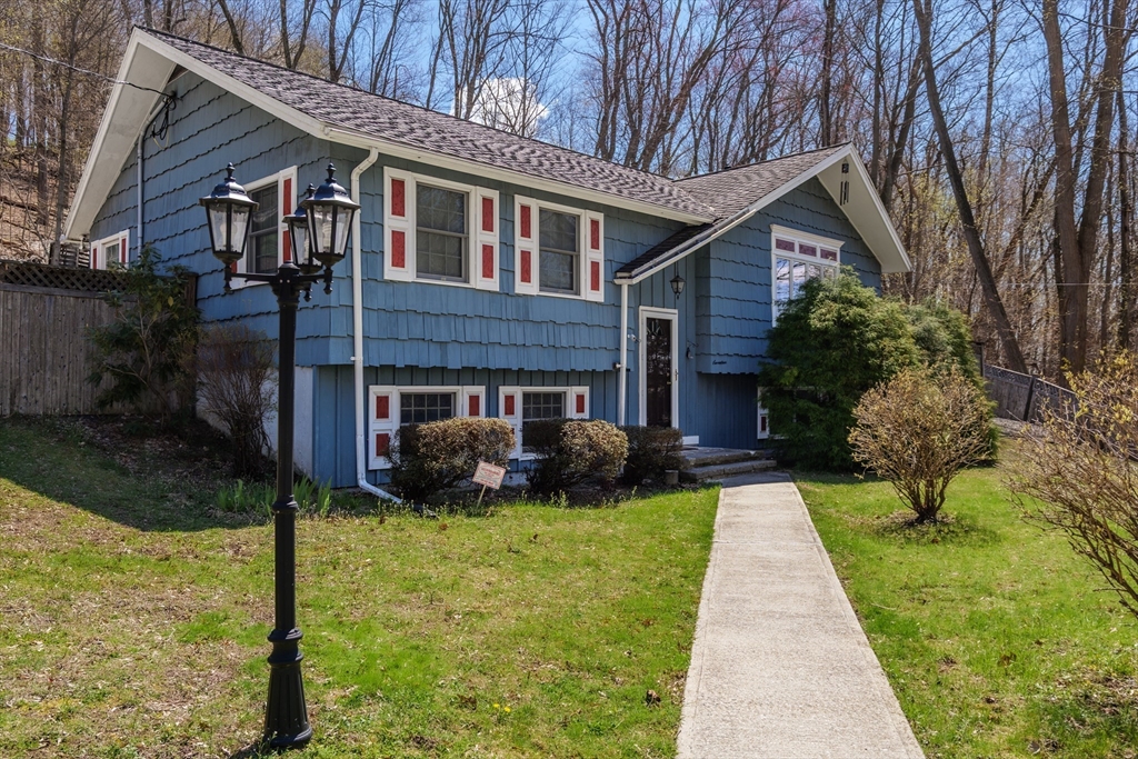 17 Golden Hill Avenue, Haverhill, Massachusetts, 4 Bedrooms Bedrooms, 6 Rooms Rooms,2 BathroomsBathrooms,Residential,For Sale,Golden Hill Avenue,73509250