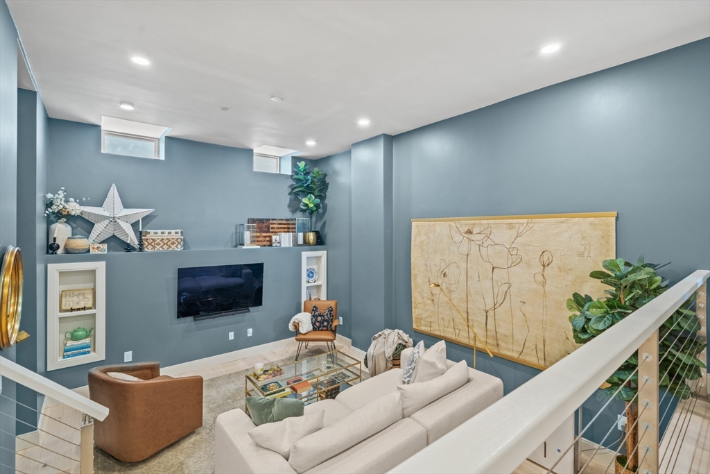 340 Meridian St, Boston, Massachusetts, 2 Bedrooms Bedrooms, 5 Rooms Rooms,2 BathroomsBathrooms,Residential Lease,For Rent,Meridian St,73509431