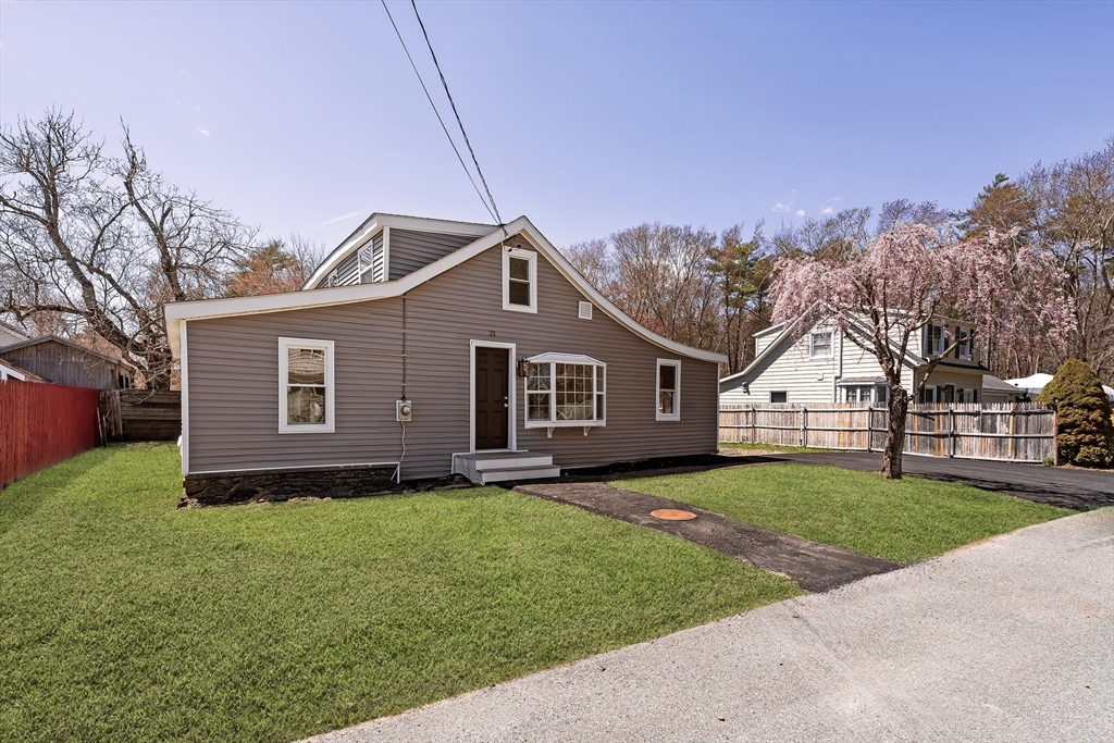 21 Evergreen Street, Dartmouth, Massachusetts, 3 Bedrooms Bedrooms, 7 Rooms Rooms,2 BathroomsBathrooms,Residential,For Sale,Evergreen Street,73508942