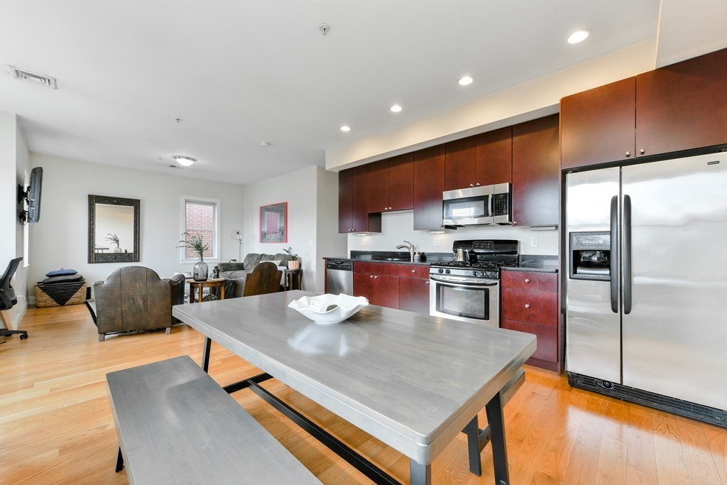 329 W Broadway, Boston, Massachusetts, 2 Bedrooms Bedrooms, 4 Rooms Rooms,1 BathroomBathrooms,Residential Lease,For Rent,W Broadway,73508830