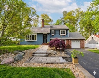 25 Lakeview Ave, Holbrook, Massachusetts, 5 Bedrooms Bedrooms, 8 Rooms Rooms,2 BathroomsBathrooms,Residential,For Sale,Lakeview Ave,73509277