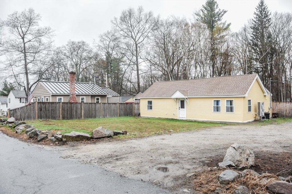 51 Richardson Ave, Dracut, Massachusetts, 2 Bedrooms Bedrooms, 5 Rooms Rooms,1 BathroomBathrooms,Residential,For Sale,Richardson Ave,73509288