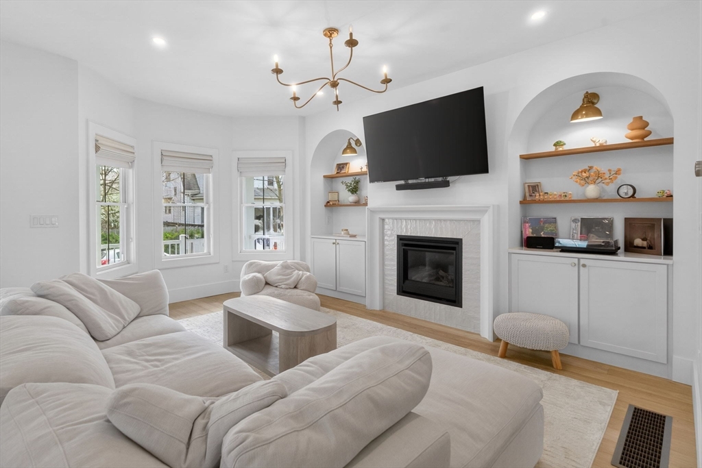 17 Manning St, Medford, Massachusetts, 4 Bedrooms Bedrooms, 9 Rooms Rooms,3.5 BathroomsBathrooms,Residential,For Sale,Manning St,73509125
