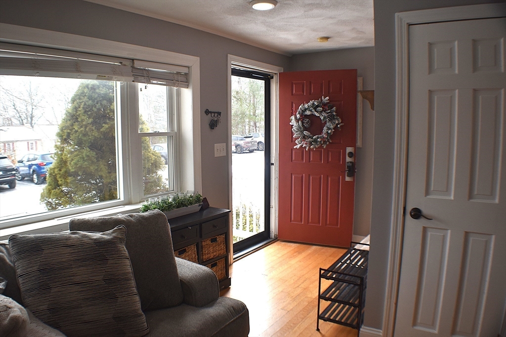 152 E Bacon St, Plainville, Massachusetts, 2 Bedrooms Bedrooms, 5 Rooms Rooms,1.5 BathroomsBathrooms,Residential,For Sale,E Bacon St,73509285