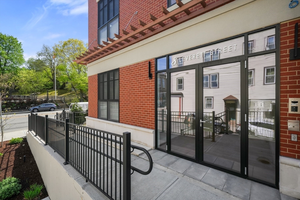 8 Leverett St, Brookline, Massachusetts, 2 Bedrooms Bedrooms, 4 Rooms Rooms,2 BathroomsBathrooms,Residential,For Sale,Leverett St,73508896