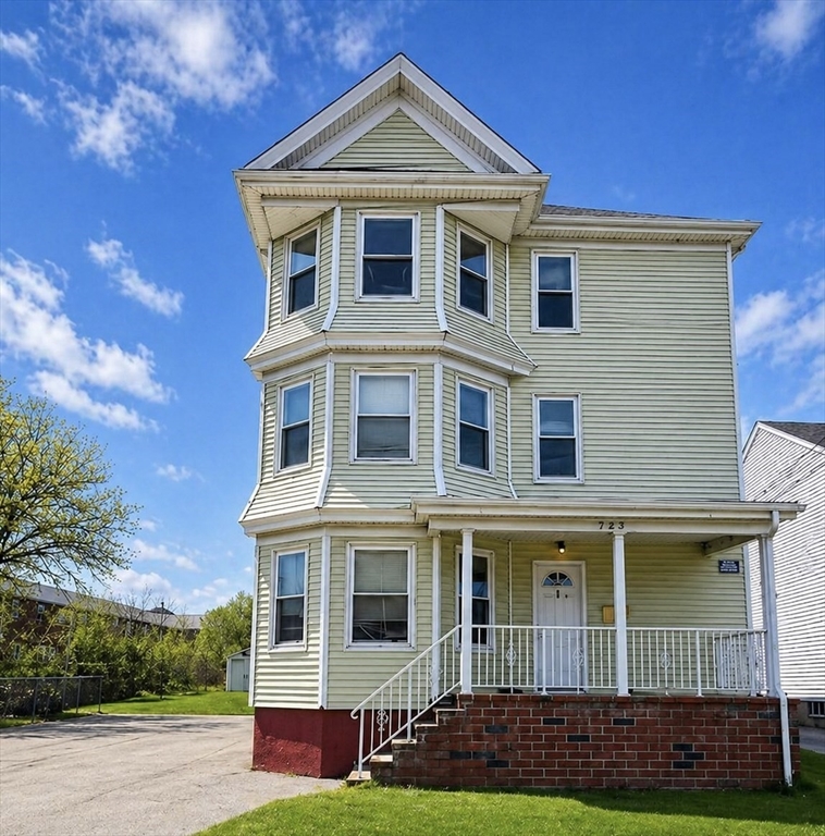 185 Stevens St, Fall River, Massachusetts, 9 Bedrooms Bedrooms, 18 Rooms Rooms,3 BathroomsBathrooms,Residential Income,For Sale,Stevens St,73508917