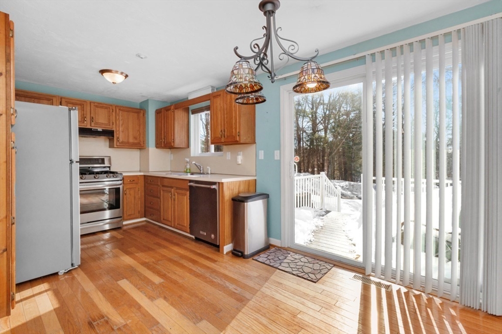 161 Winter St, Hanson, Massachusetts, 2 Bedrooms Bedrooms, 4 Rooms Rooms,2.5 BathroomsBathrooms,Residential,For Sale,Winter St,73476609