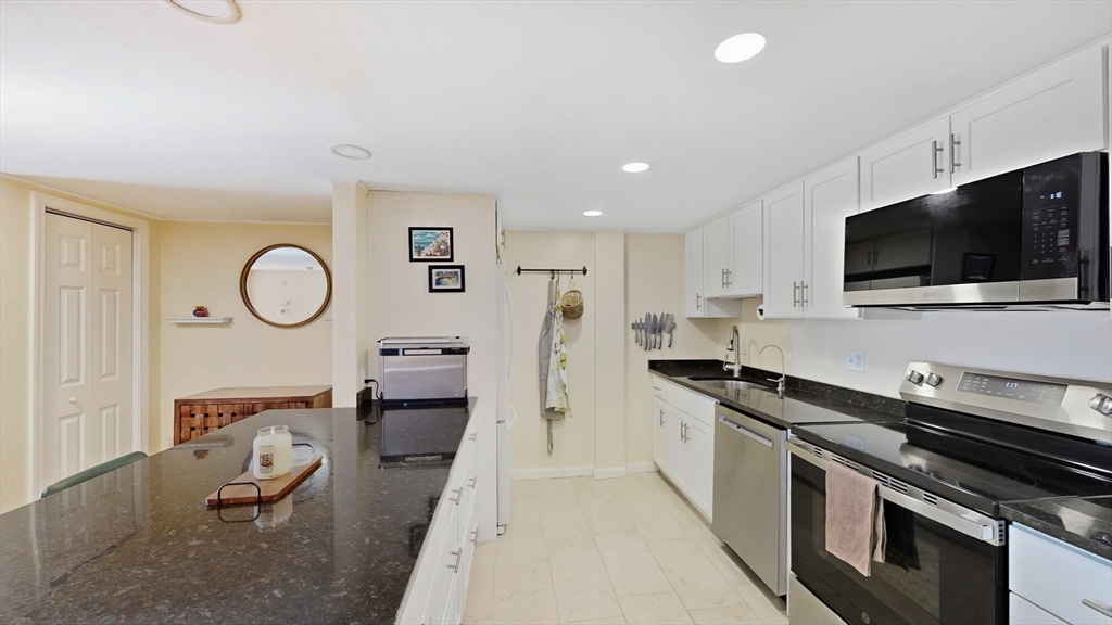 96 Old Colony Ave, Taunton, Massachusetts, 1 Bedroom Bedrooms, 5 Rooms Rooms,1 BathroomBathrooms,Residential,For Sale,Old Colony Ave,73476469