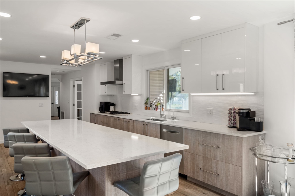 581 California St, Newton, Massachusetts, 5 Bedrooms Bedrooms, 9 Rooms Rooms,3.5 BathroomsBathrooms,Residential,For Sale,California St,73509473