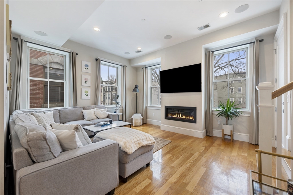 480-482 East 4th Street, Boston, Massachusetts, 3 Bedrooms Bedrooms, 5 Rooms Rooms,3 BathroomsBathrooms,Residential,For Sale,East 4th Street,73509523