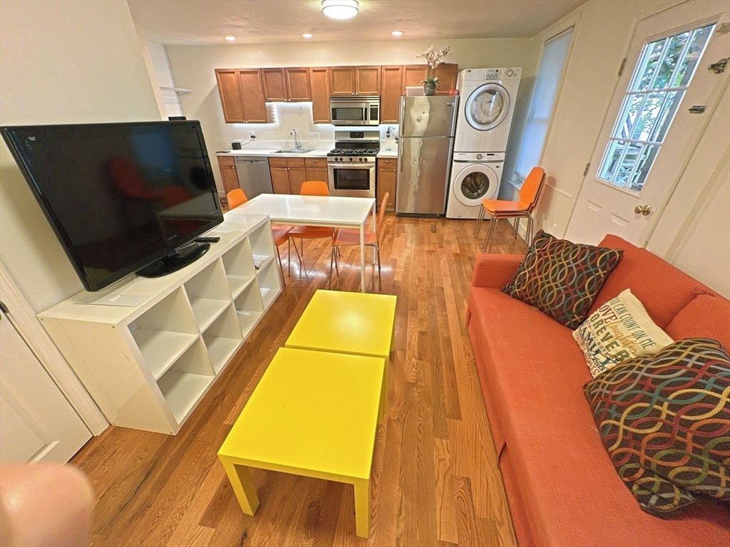 130 W 8th St, Boston, Massachusetts, 4 Bedrooms Bedrooms, 7 Rooms Rooms,2 BathroomsBathrooms,Residential Lease,For Rent,W 8th St,73509503
