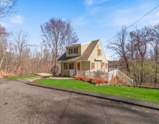 37 Benham St, Haverhill, Massachusetts, 3 Bedrooms Bedrooms, 6 Rooms Rooms,1 BathroomBathrooms,Residential,For Sale,Benham St,73509475