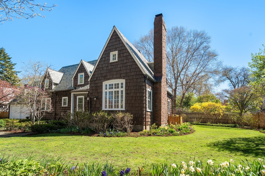 24 Coolidge Avenue, Cambridge, Massachusetts, 4 Bedrooms Bedrooms, 12 Rooms Rooms,4 BathroomsBathrooms,Residential,For Sale,Coolidge Avenue,73509454