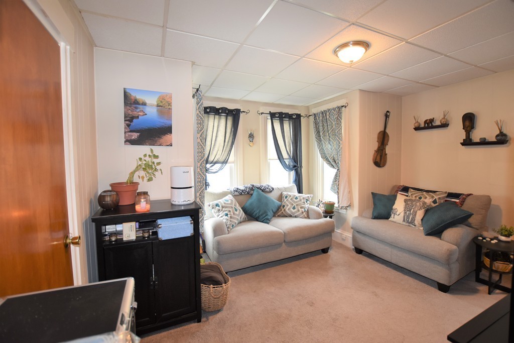 32 Floyd St, Waltham, Massachusetts, 1 Bedroom Bedrooms, 3 Rooms Rooms,1 BathroomBathrooms,Residential Lease,For Rent,Floyd St,73509484