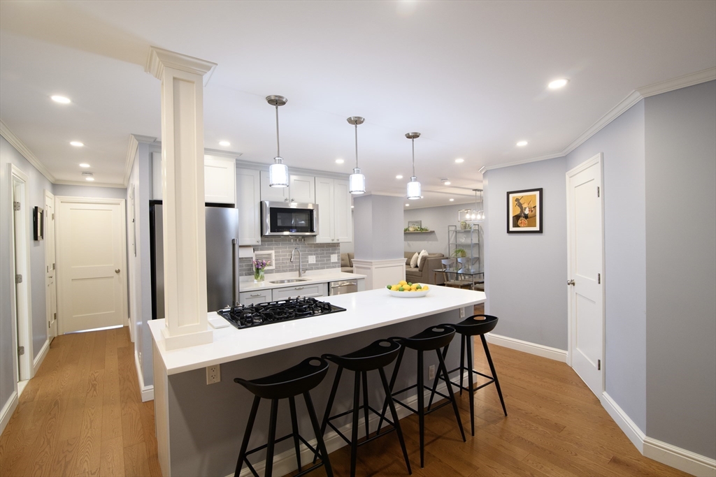 65 East India Row, Boston, Massachusetts, 2 Bedrooms Bedrooms, 6 Rooms Rooms,2 BathroomsBathrooms,Residential,For Sale,East India Row,73348099