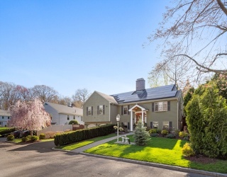 115 Ellis Farm Ln, Melrose, Massachusetts, 4 Bedrooms Bedrooms, 9 Rooms Rooms,3 BathroomsBathrooms,Residential,For Sale,Ellis Farm Ln,73509811