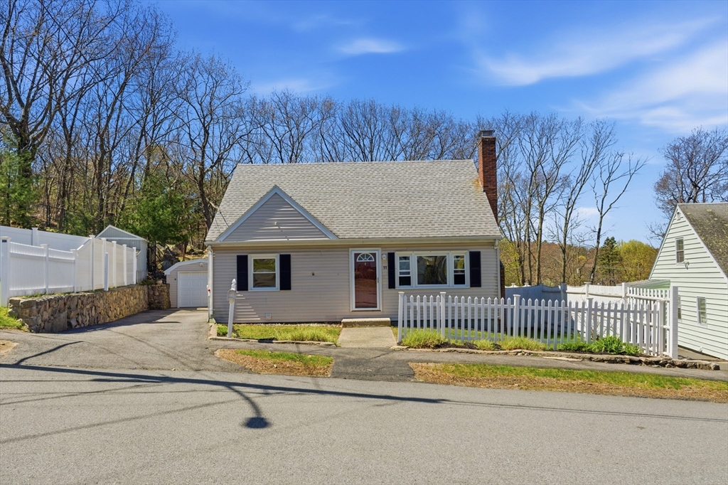 11 Cannon Rock Rd, Lynn, Massachusetts, 4 Bedrooms Bedrooms, 5 Rooms Rooms,2 BathroomsBathrooms,Residential,For Sale,Cannon Rock Rd,73509775