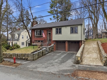 11 Lawrence St, Wakefield, Massachusetts, 4 Bedrooms Bedrooms, 7 Rooms Rooms,3 BathroomsBathrooms,Residential,For Sale,Lawrence St,73498640