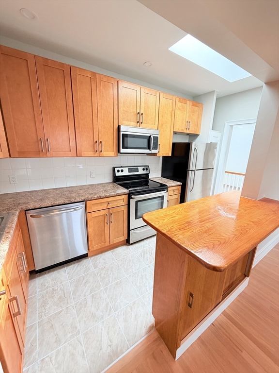 147 West Concord, Boston, Massachusetts, 1 Bedroom Bedrooms, 3 Rooms Rooms,1 BathroomBathrooms,Residential Lease,For Rent,West Concord,73509758