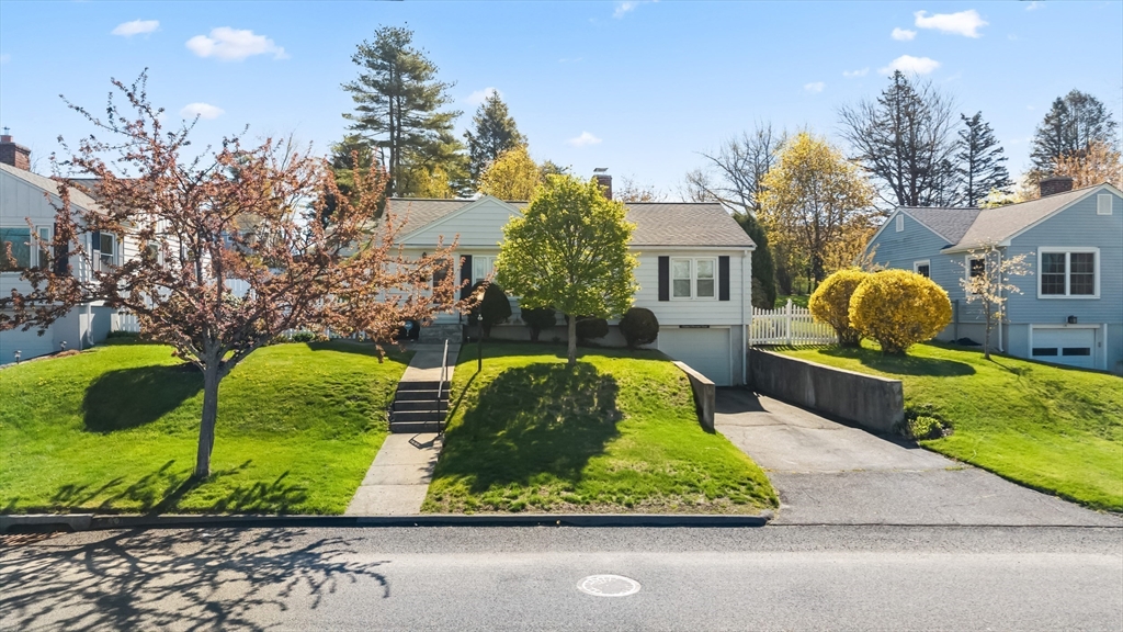 16 Thornton Rd, Worcester, Massachusetts, 2 Bedrooms Bedrooms, 5 Rooms Rooms,1 BathroomBathrooms,Residential,For Sale,Thornton Rd,73509702