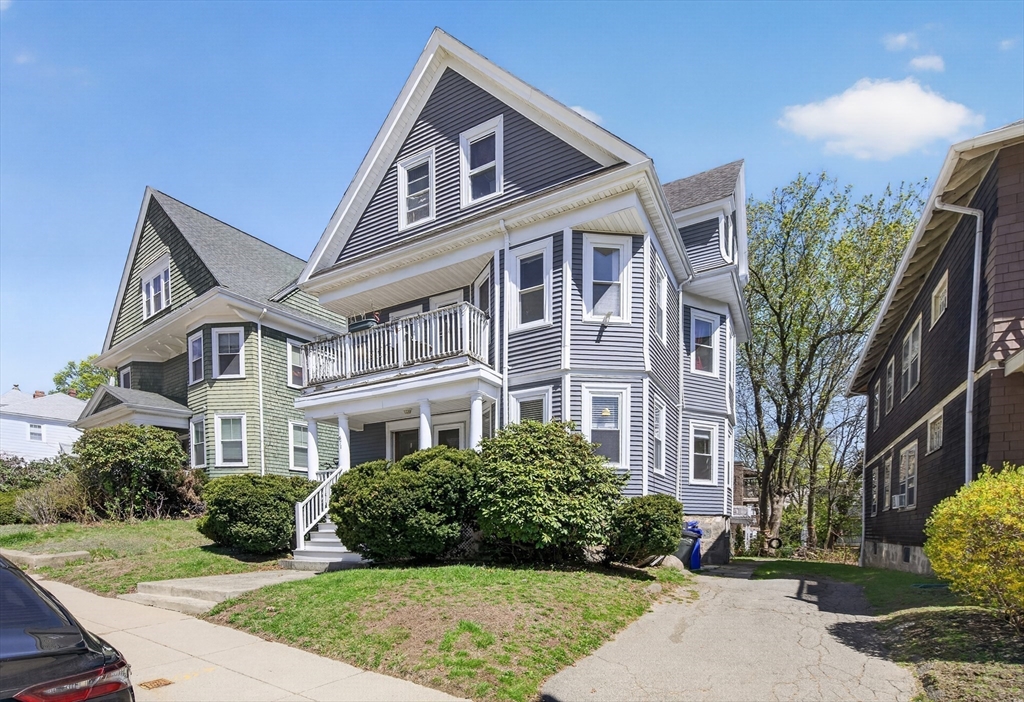 671-671A Washington St, Boston, Massachusetts, 5 Bedrooms Bedrooms, 13 Rooms Rooms,2.5 BathroomsBathrooms,Residential Income,For Sale,Washington St,73509981