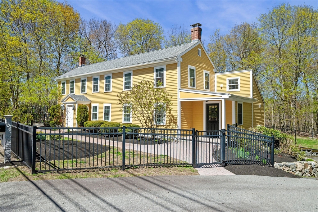 1 Chestnut St, North Reading, Massachusetts, 4 Bedrooms Bedrooms, 6 Rooms Rooms,2 BathroomsBathrooms,Residential,For Sale,Chestnut St,73510021