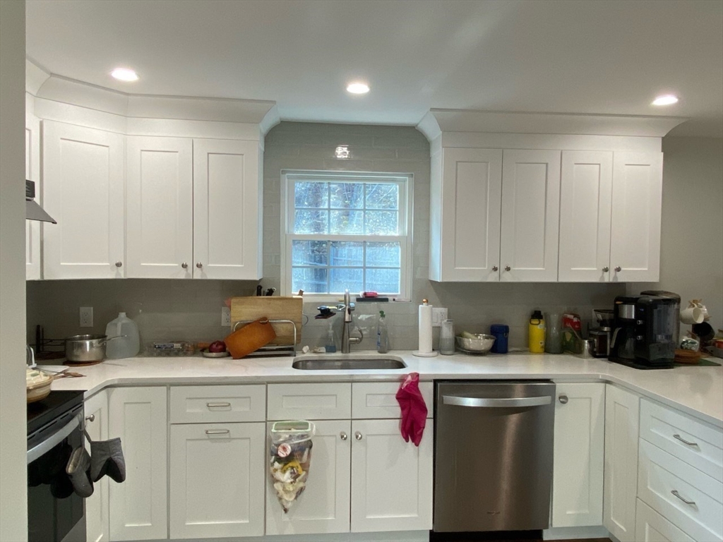 52 Charles Road, Winchester, Massachusetts, 3 Bedrooms Bedrooms, 7 Rooms Rooms,1.5 BathroomsBathrooms,Residential Lease,For Rent,Charles Road,73510403