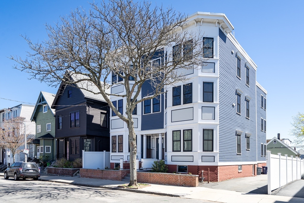 189 Trenton Street, Boston, Massachusetts, 2 Bedrooms Bedrooms, 5 Rooms Rooms,2 BathroomsBathrooms,Residential,For Sale,Trenton Street,73510061