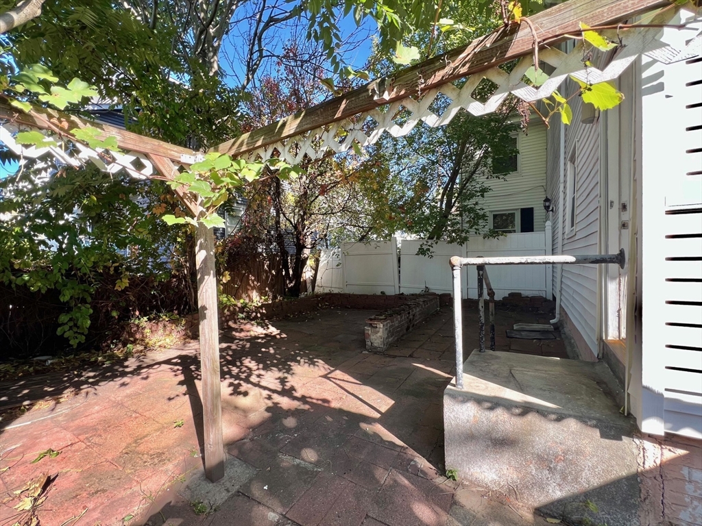 209 Riverside Ave, Medford, Massachusetts, 3 Bedrooms Bedrooms, 8 Rooms Rooms,2 BathroomsBathrooms,Residential Lease,For Rent,Riverside Ave,73510426