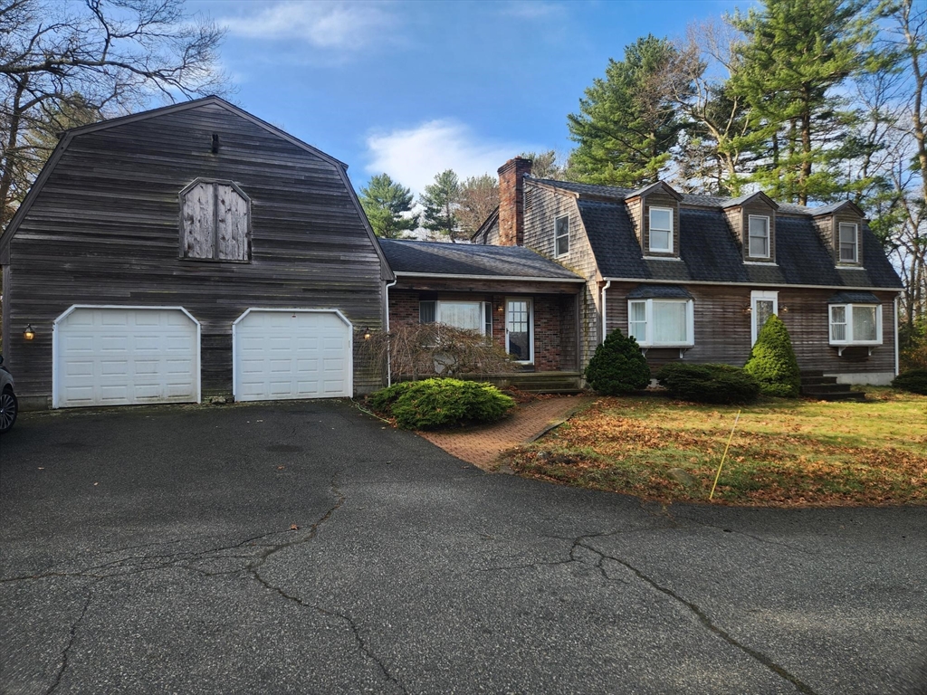 700 Locust St, Swansea, Massachusetts, 3 Bedrooms Bedrooms, 7 Rooms Rooms,2.5 BathroomsBathrooms,Residential,For Sale,Locust St,73510193