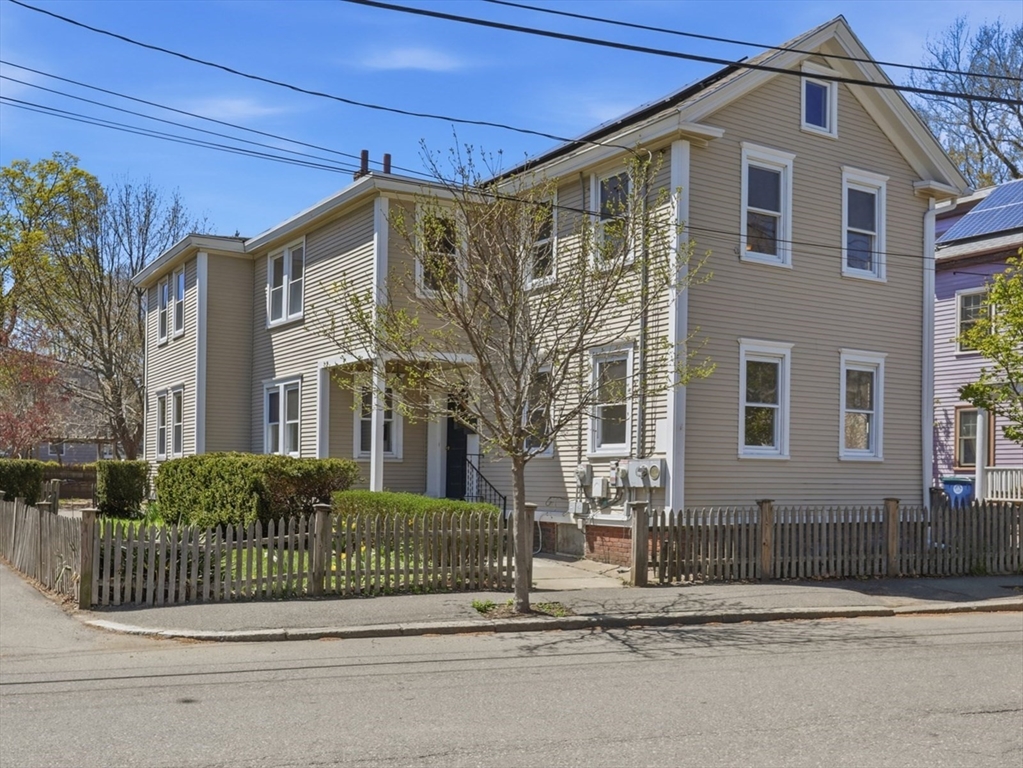 16 Pleasant Street, Salem, Massachusetts, 6 Bedrooms Bedrooms, 13 Rooms Rooms,2 BathroomsBathrooms,Residential Income,For Sale,Pleasant Street,73510442