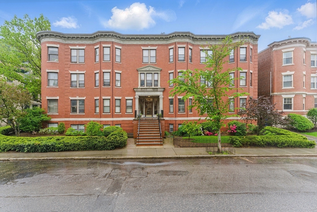 16 Garrison Rd, Brookline, Massachusetts, 5 Bedrooms Bedrooms, 7 Rooms Rooms,2 BathroomsBathrooms,Residential,For Sale,Garrison Rd,73510454