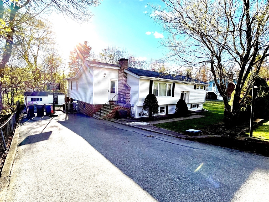 4 Richardson Rd, Hudson, Massachusetts, 6 Bedrooms Bedrooms, 10 Rooms Rooms,2 BathroomsBathrooms,Residential,For Sale,Richardson Rd,73510102
