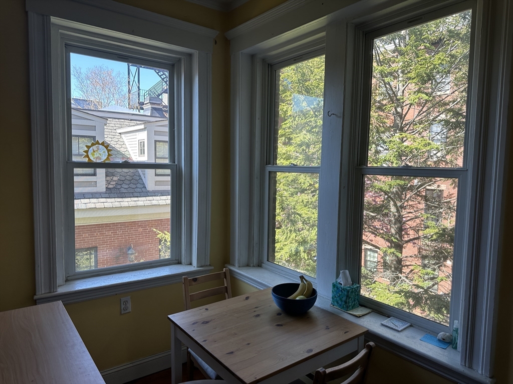 64 Chestnut Street, Boston, Massachusetts, 2 Bedrooms Bedrooms, 6 Rooms Rooms,1 BathroomBathrooms,Residential Lease,For Rent,Chestnut Street,73510248