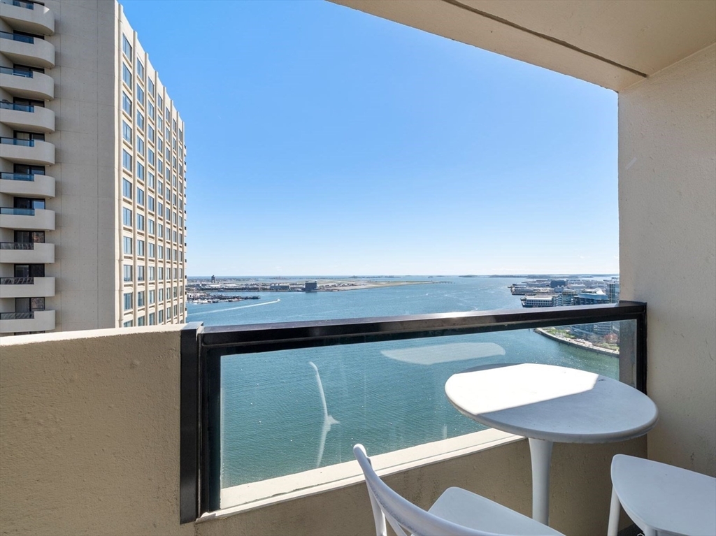 65 East India Row, Boston, Massachusetts, 2 Bedrooms Bedrooms, 3 Rooms Rooms,1.5 BathroomsBathrooms,Residential,For Sale,East India Row,73510473
