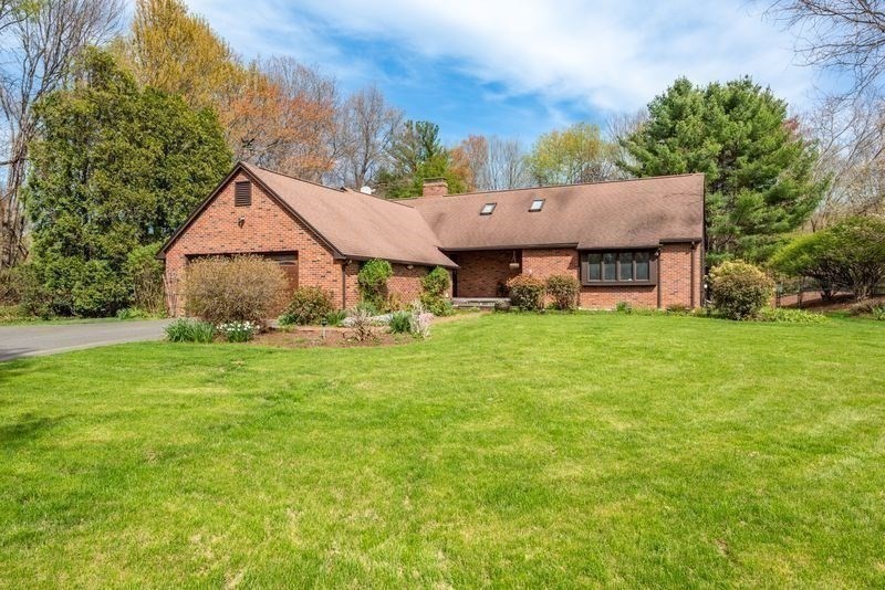 560 Middle St, Amherst, Massachusetts, 3 Bedrooms Bedrooms, 9 Rooms Rooms,2 BathroomsBathrooms,Residential,For Sale,Middle St,73510031