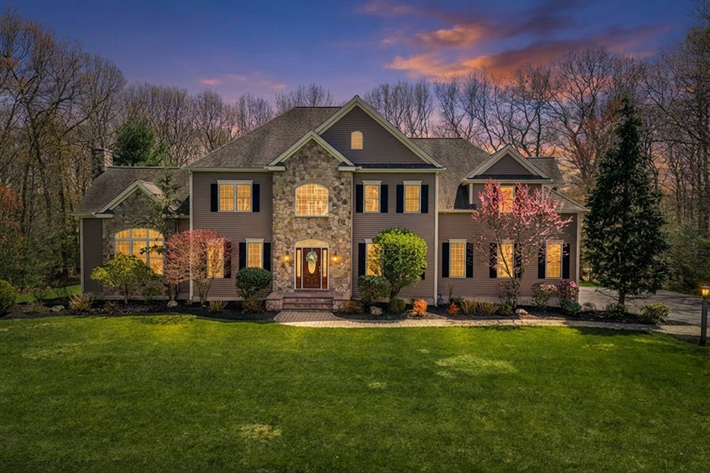 21 Stable Way, Medway, Massachusetts, 4 Bedrooms Bedrooms, 12 Rooms Rooms,3.5 BathroomsBathrooms,Residential,For Sale,Stable Way,73507416