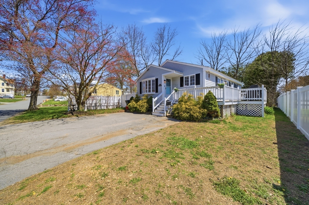 28 Elmwood St, North Andover, Massachusetts, 3 Bedrooms Bedrooms, 6 Rooms Rooms,1.5 BathroomsBathrooms,Residential,For Sale,Elmwood St,73510235