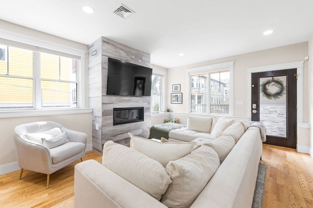 5-7 Whitman St, Somerville, Massachusetts, 3 Bedrooms Bedrooms, 7 Rooms Rooms,3.5 BathroomsBathrooms,Residential,For Sale,Whitman St,73510279