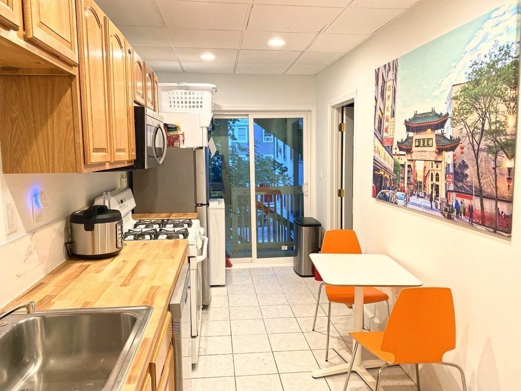 130 W 8th St, Boston, Massachusetts, 2 Bedrooms Bedrooms, 4 Rooms Rooms,1 BathroomBathrooms,Residential Lease,For Rent,W 8th St,73510344
