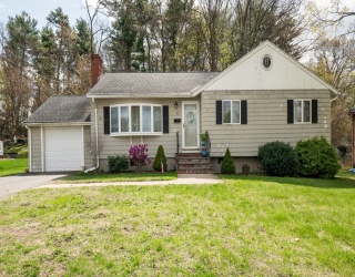 6 Janice Lane, Stoneham, Massachusetts, 4 Bedrooms Bedrooms, 7 Rooms Rooms,1.5 BathroomsBathrooms,Residential,For Sale,Janice Lane,73510205
