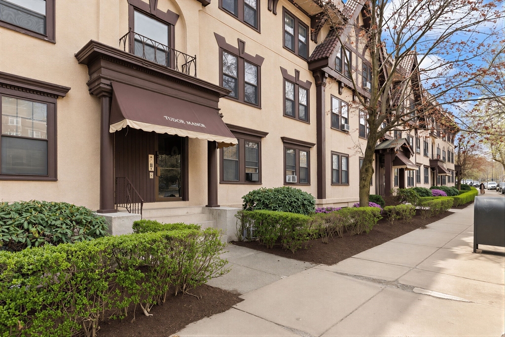 1718 Commonwealth Ave, Boston, Massachusetts, 2 Bedrooms Bedrooms, 4 Rooms Rooms,1 BathroomBathrooms,Residential,For Sale,Commonwealth Ave,73510352