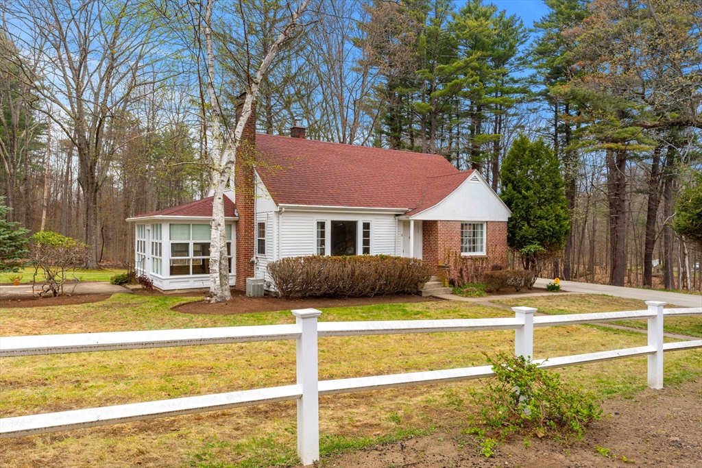 6 W Shore Rd, Merrimac, Massachusetts, 3 Bedrooms Bedrooms, 7 Rooms Rooms,1 BathroomBathrooms,Residential,For Sale,W Shore Rd,73510505