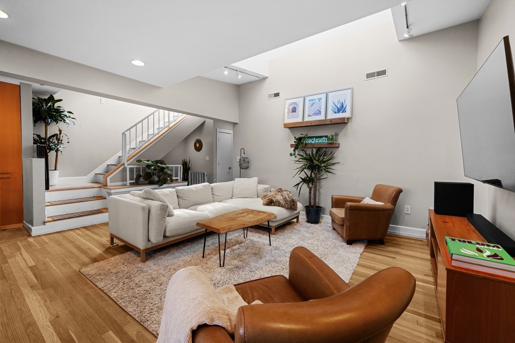 530 Massachusetts Ave, Boston, Massachusetts, 2 Bedrooms Bedrooms, 7 Rooms Rooms,2 BathroomsBathrooms,Residential Lease,For Rent,Massachusetts Ave,73510415