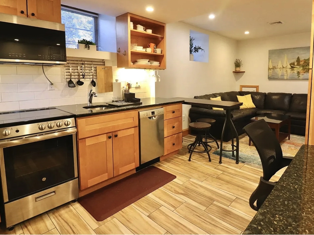 182 Babcock, Brookline, Massachusetts, 1 Bedroom Bedrooms, 3 Rooms Rooms,1 BathroomBathrooms,Residential Lease,For Rent,Babcock,73510522