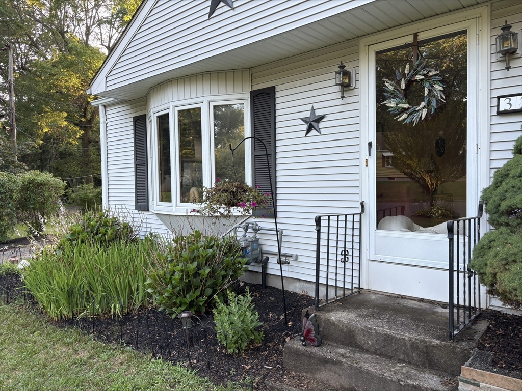 322 Holcomb Rd, Springfield, Massachusetts, 2 Bedrooms Bedrooms, 6 Rooms Rooms,1 BathroomBathrooms,Residential,For Sale,Holcomb Rd,73489921