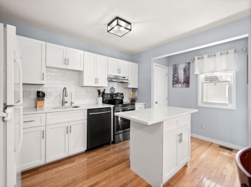 2 Halsey Way, Salem, Massachusetts, 2 Bedrooms Bedrooms, 5 Rooms Rooms,1.5 BathroomsBathrooms,Residential,For Sale,Halsey Way,73488171