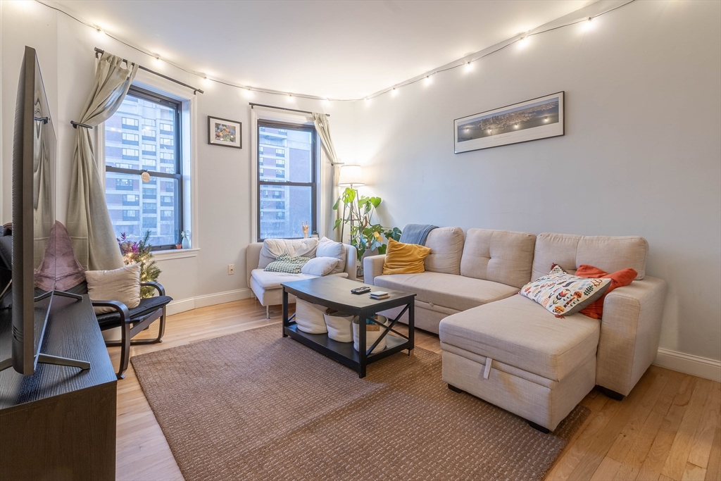 828 Huntington Ave, Boston, Massachusetts, 3 Bedrooms Bedrooms, 6 Rooms Rooms,1 BathroomBathrooms,Residential Lease,For Rent,Huntington Ave,73495862